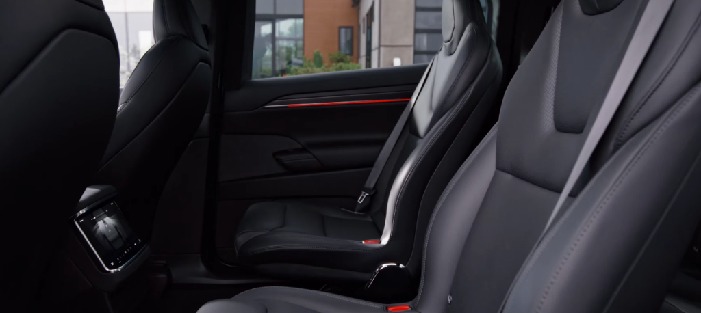 Ostamisen arvoinen Tesla Model X 